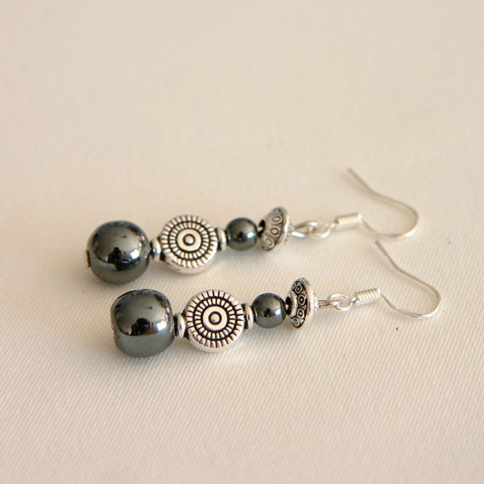 Boucles d'oreilles fantaisies hématite avec crochets en argent – Image 3