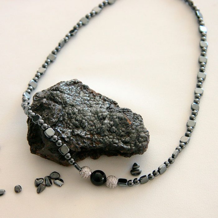 Collier élégant perles d'hématite et tourmaline noire – Image 2