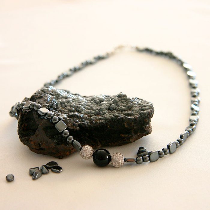 Collier élégant perles d'hématite et tourmaline noire
