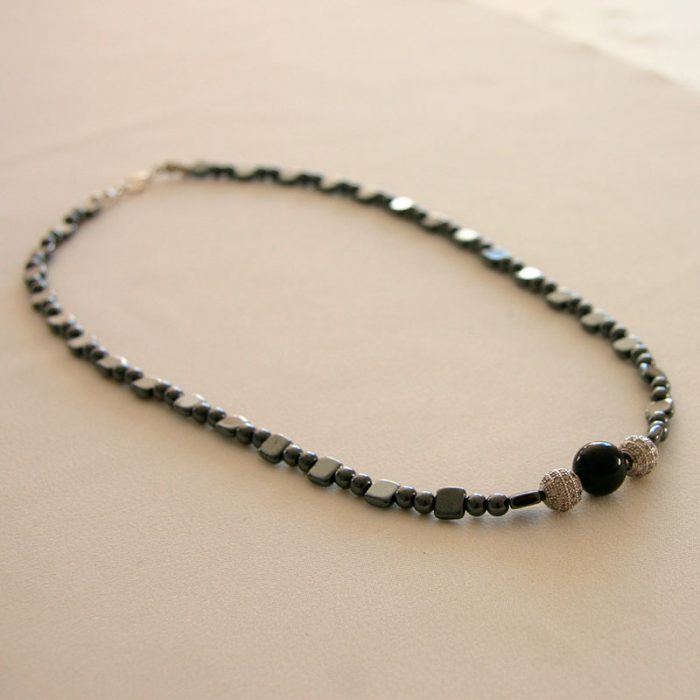 Collier élégant perles d'hématite et tourmaline noire – Image 4