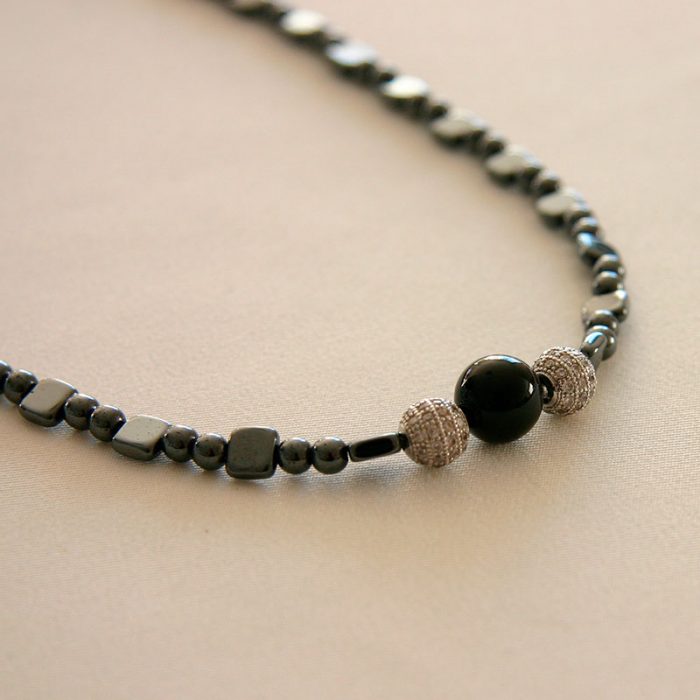 Collier élégant perles d'hématite et tourmaline noire – Image 3