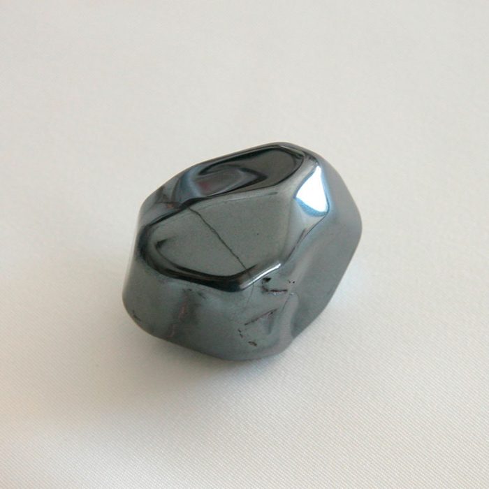 Pierre polie d'hématite 116 gr 4,5 cm - Pièce unique – Image 6